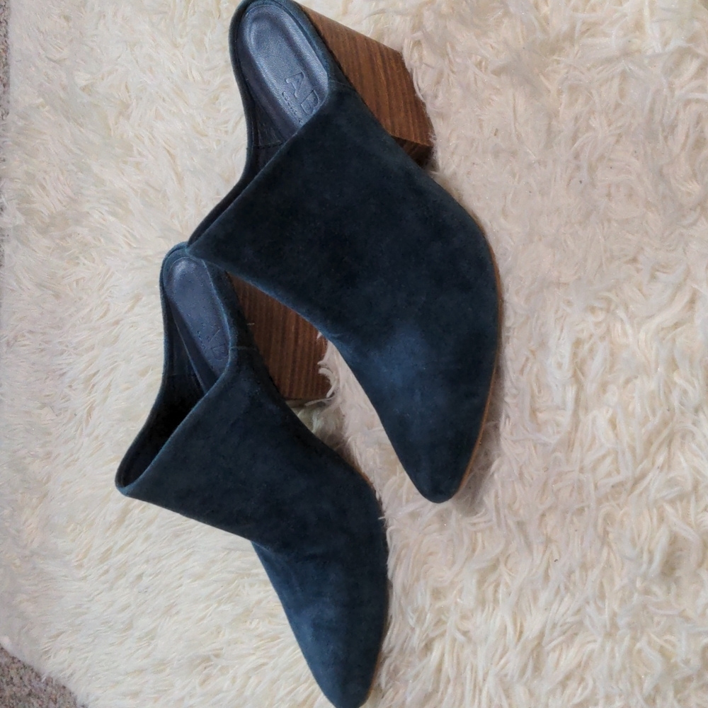 Able suede heeled booties blue and tan size 10